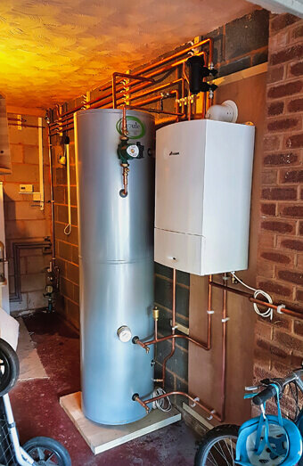https://plumberjandakot.com.au/uploads/2025/06/hot-water-684599.jpg
